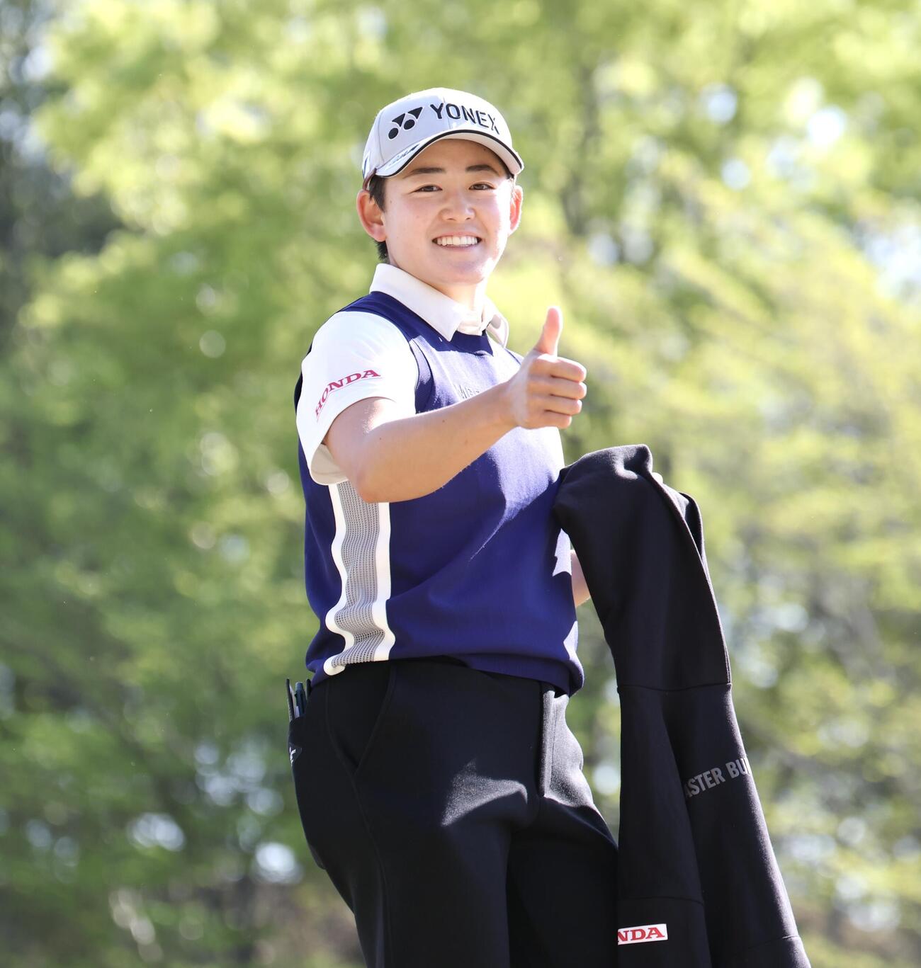 プロアマ戦で笑顔でサムズアップする岩井明愛（撮影・宮地輝）