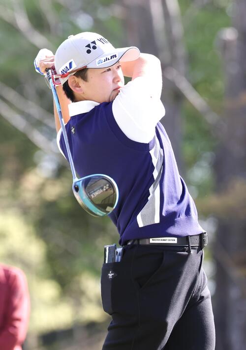プロアマ戦でティーショットを放つ岩井明愛（撮影・宮地輝）