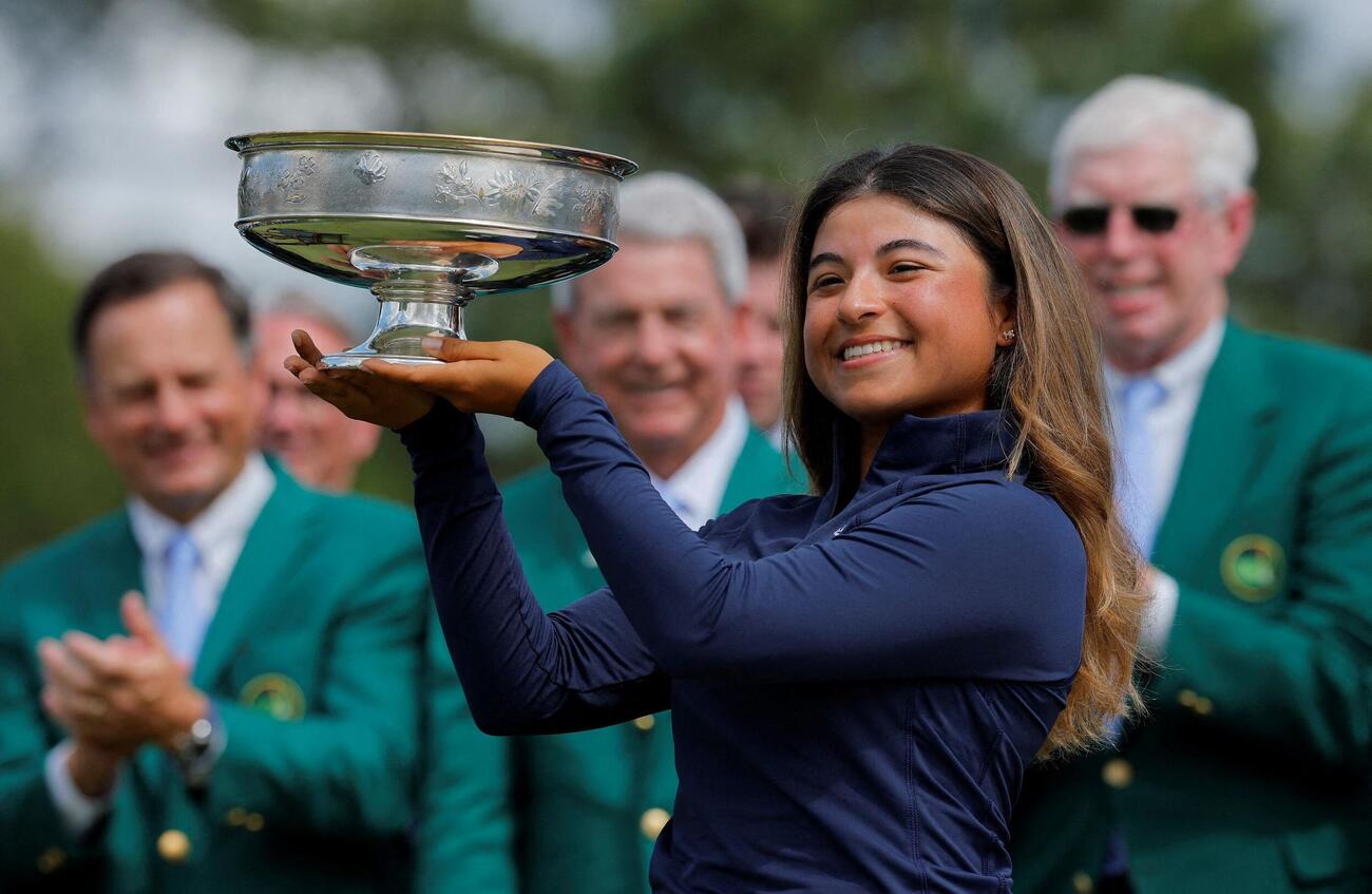 オーガスタ・ナショナル女子アマチュア選手権で優勝し、トロフィーを手に喜ぶマリアホセ・マリン（ロイター）