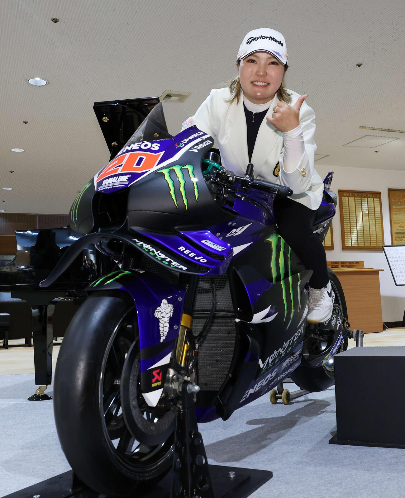 優勝し、MotoGPクアルタラロのバイクに乗る高橋彩華（撮影・宮地輝）