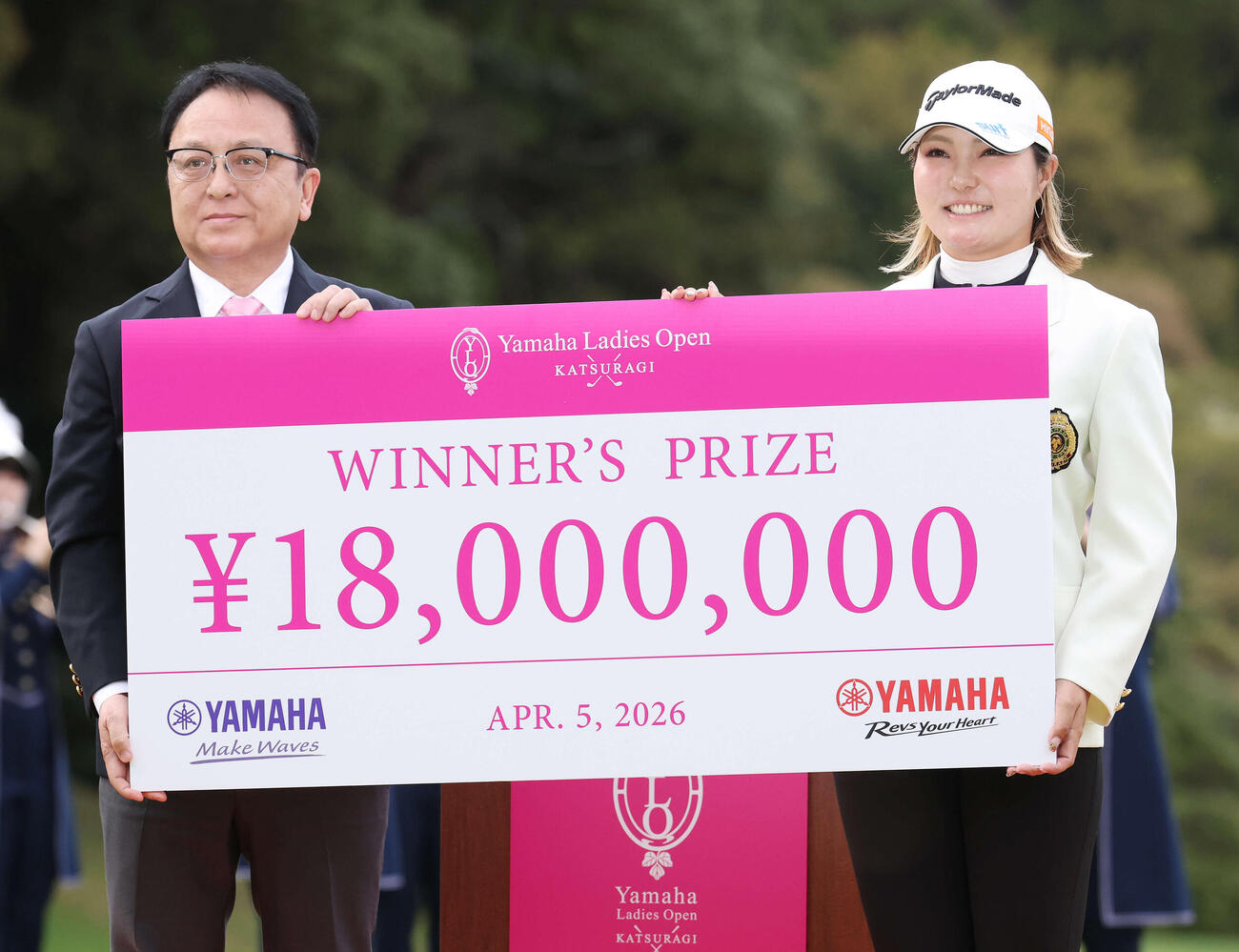 優勝賞金を受け取る高橋彩華（撮影・宮地輝）