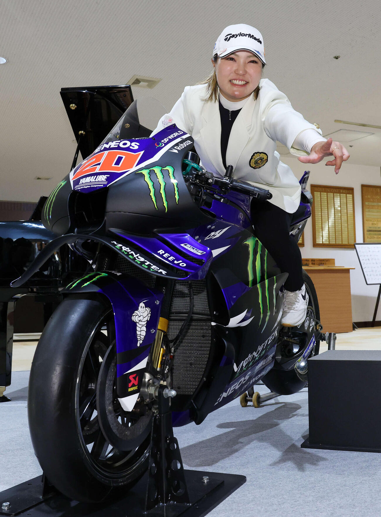 優勝し、MotoGPクアルタラロのバイクに乗る高橋彩華（撮影・宮地輝）