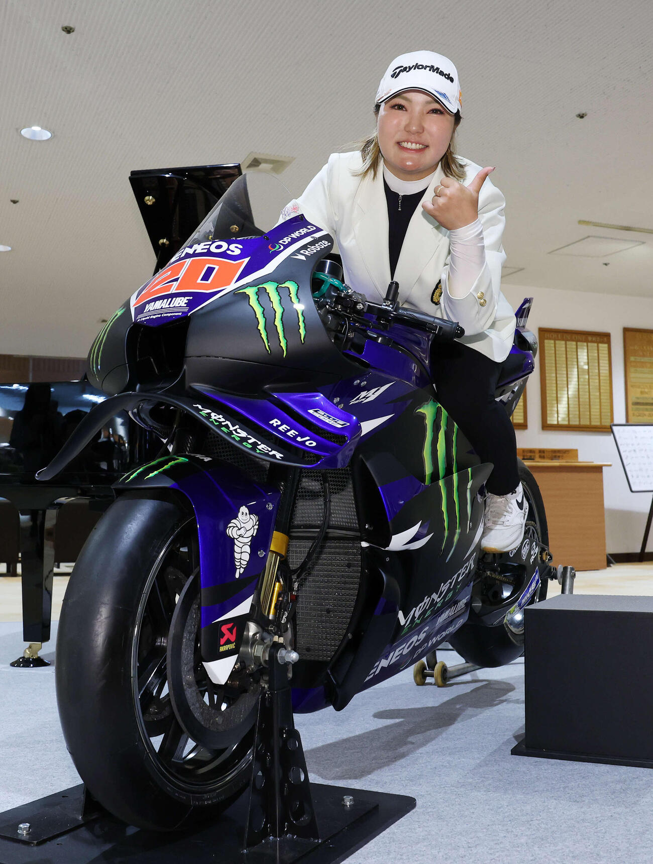 優勝し、MotoGPクアルタラロのバイクに乗る高橋彩華（撮影・宮地輝）