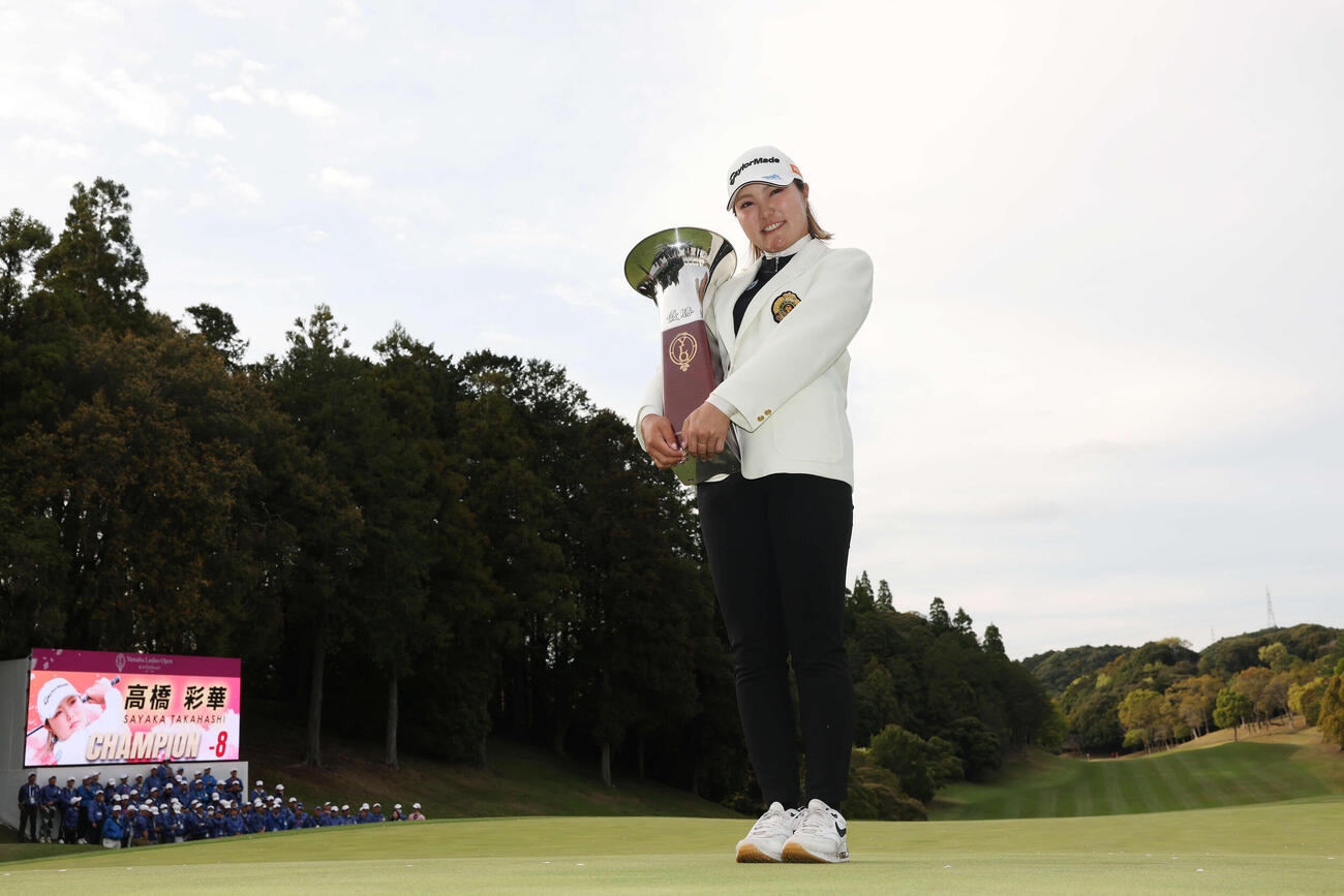 優勝杯を手に笑顔の高橋彩華（撮影・宮地輝）