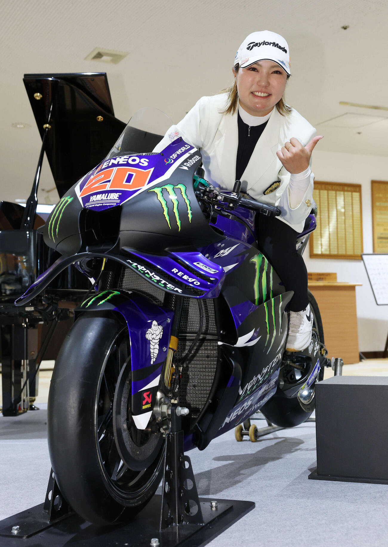 優勝し、MotoGPクアルタラロのバイクに乗る高橋彩華（撮影・宮地輝）