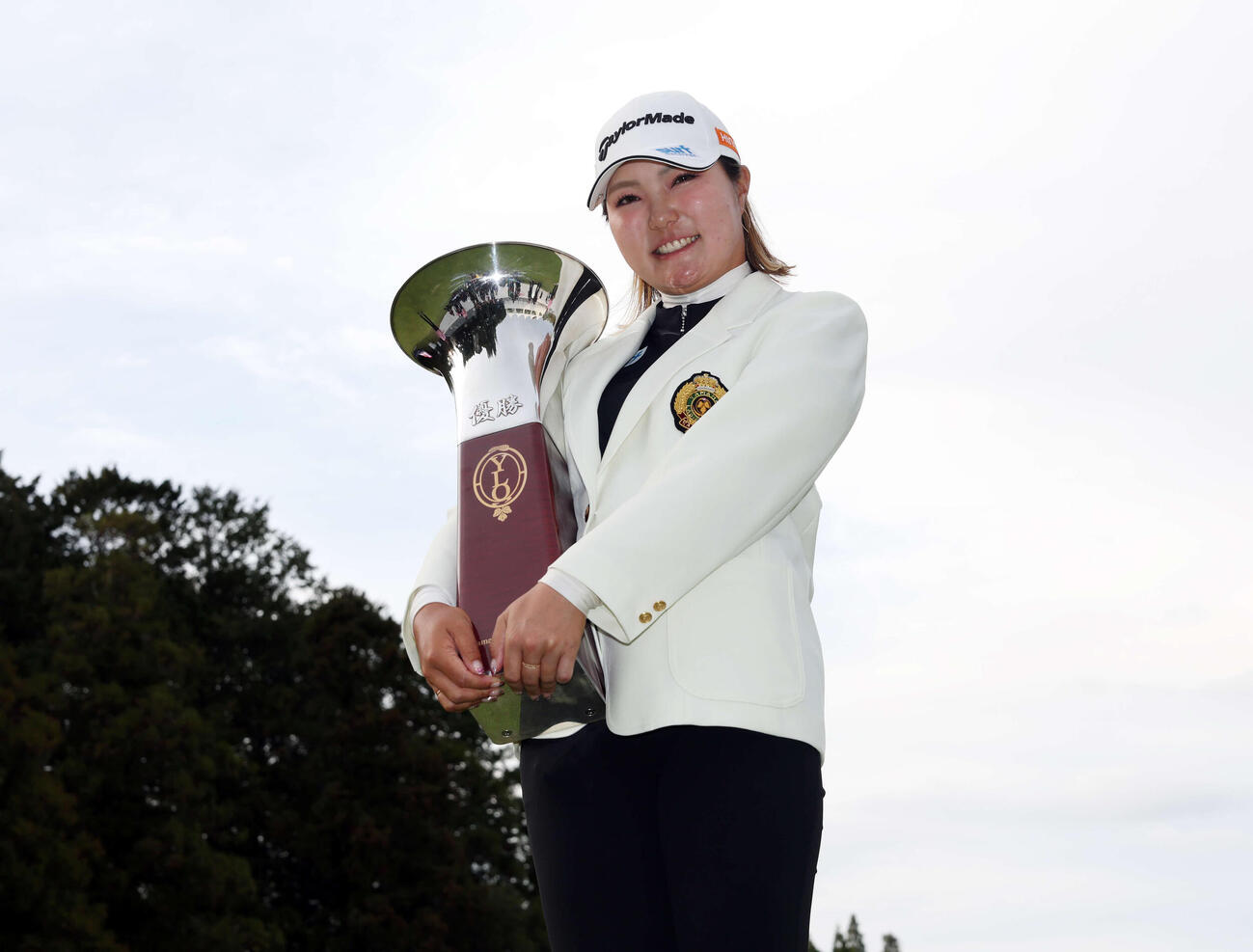 優勝杯を手に笑顔の高橋彩華（撮影・宮地輝）