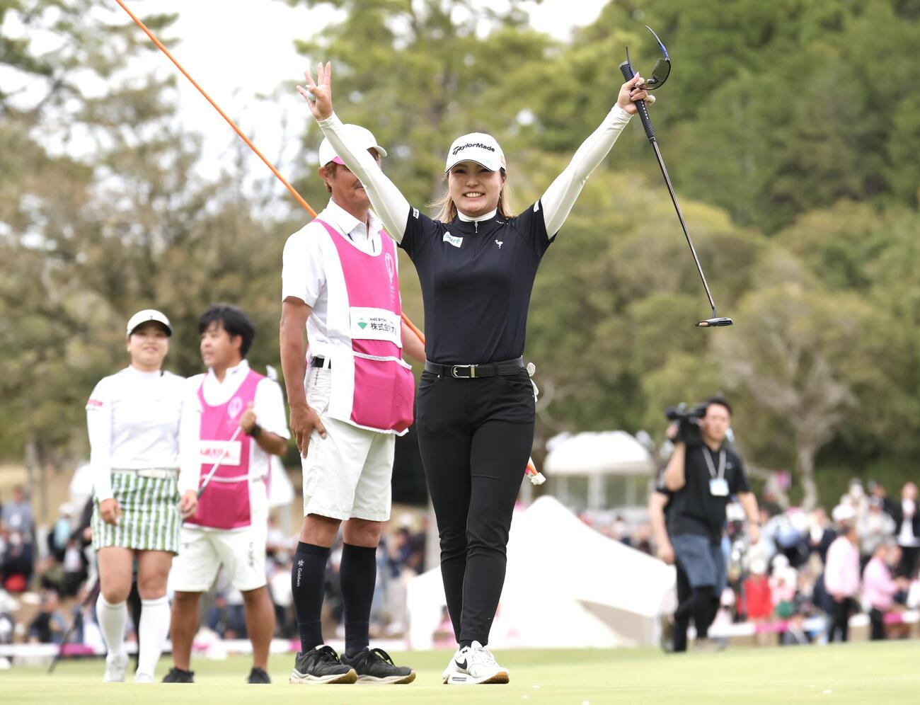 プレーオフを制し優勝を決め、歓喜する高橋彩華（撮影・宮地輝）