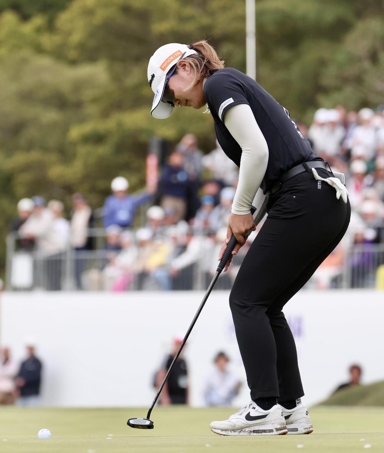プレーオフ2ホール目、バーディーパットを決める高橋彩華（撮影・宮地輝）