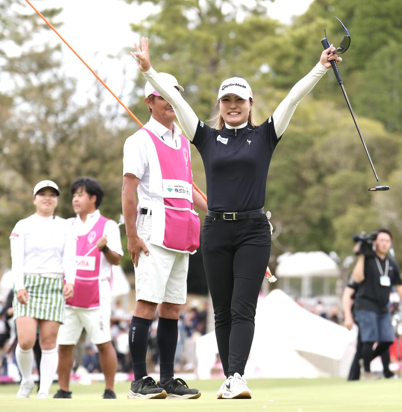 プレーオフを制し優勝を決め、歓喜する高橋彩華（撮影・宮地輝）
