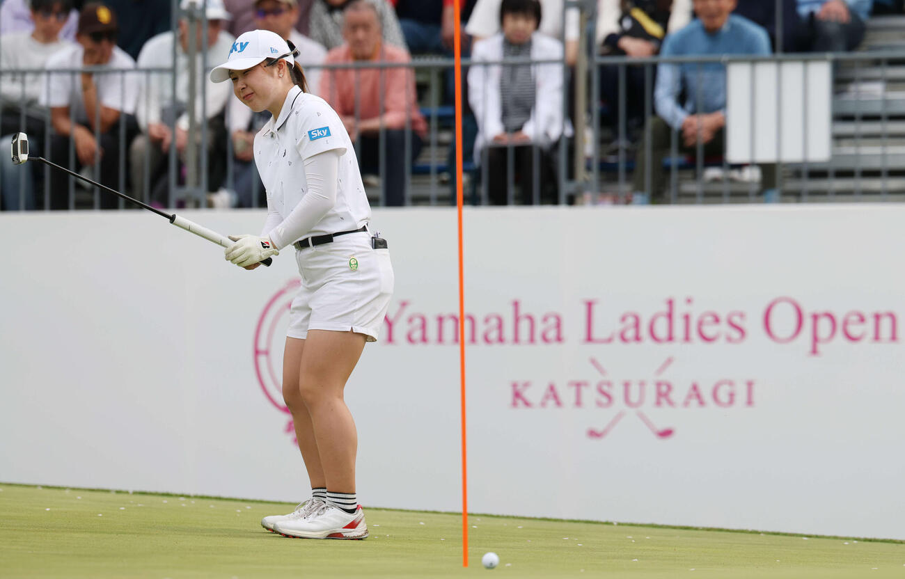 プレーオフ1ホール目、バーディーパットが外れた荒木優奈（撮影・宮地輝）
