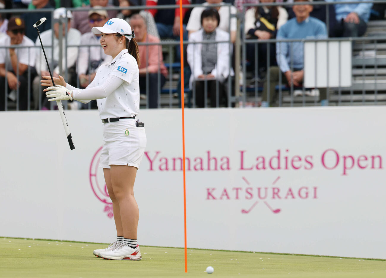 プレーオフ1ホール目、バーディーパットが外れた荒木優奈（撮影・宮地輝）
