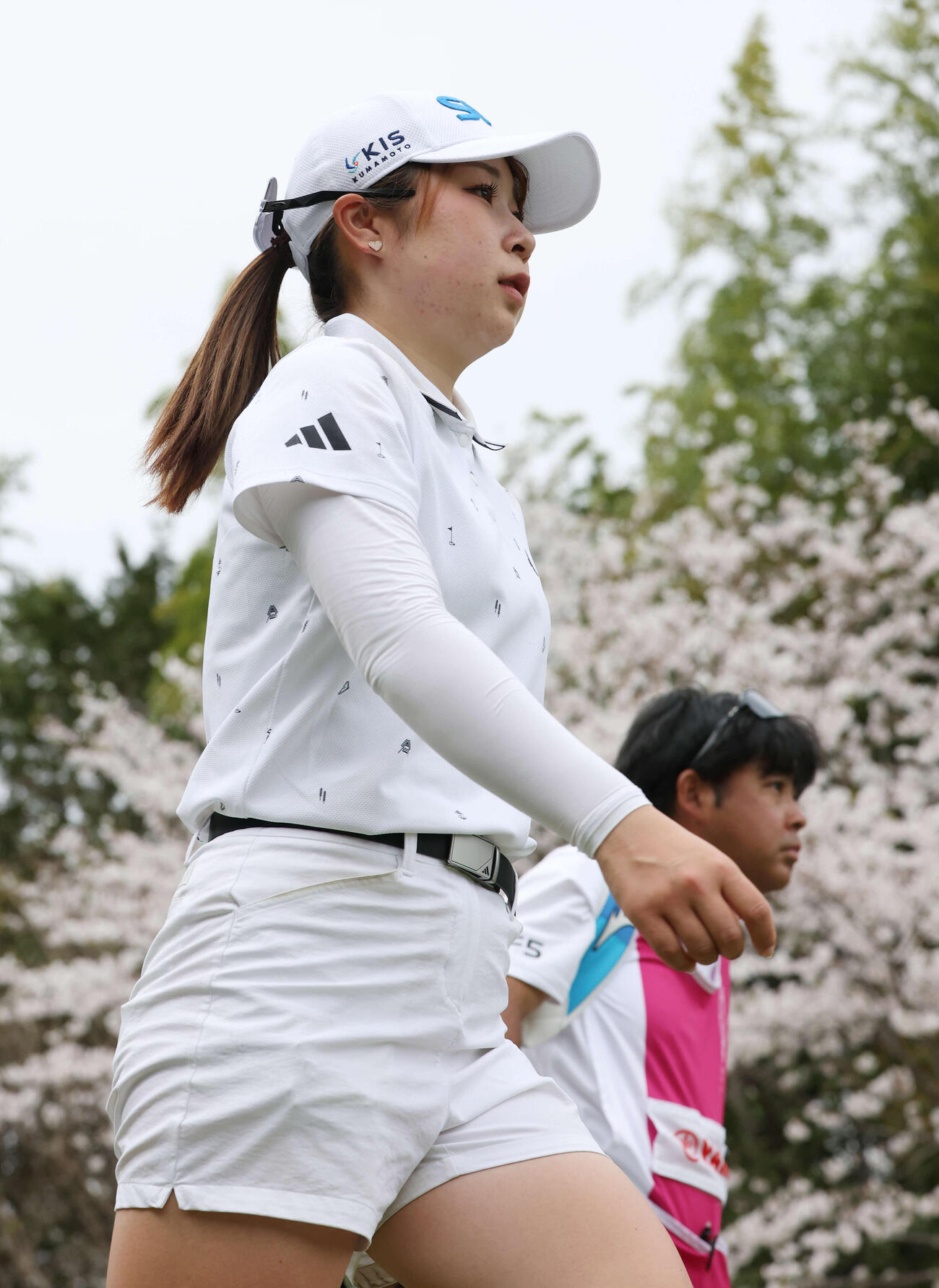 11番、ティーショットを放った荒木優奈（撮影・宮地輝）