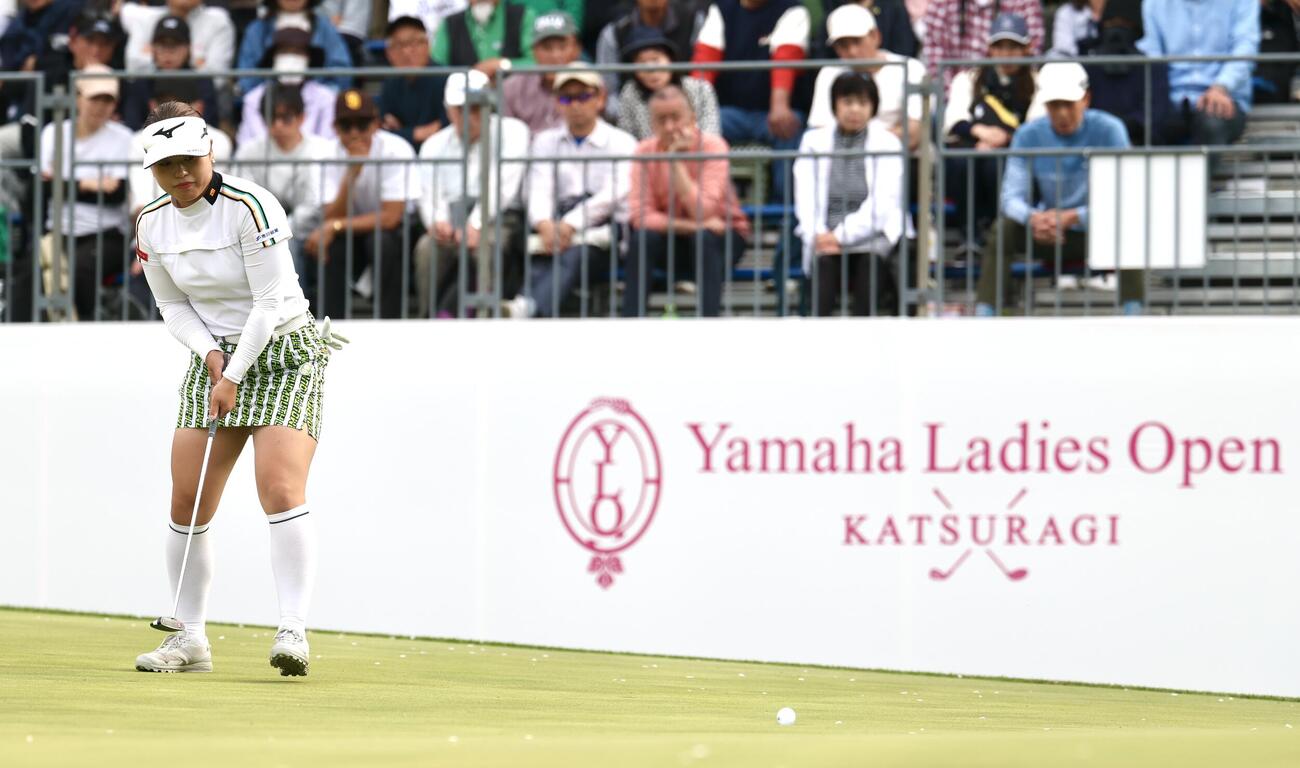 プレーオフ1ホール目、バーディーパットを決める仲村果乃（撮影・宮地輝）