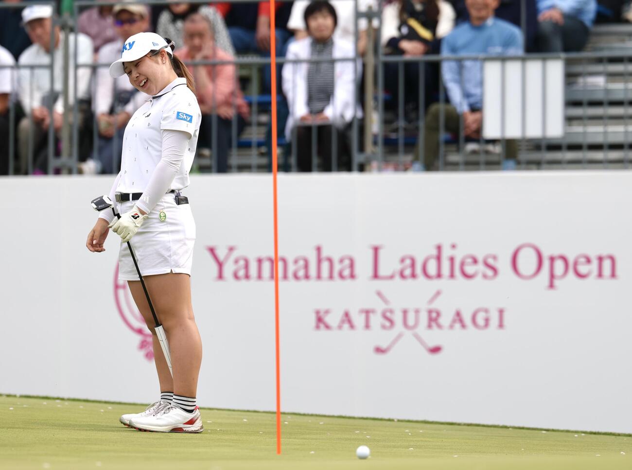 プレーオフ1ホール目、バーディーパットが外れた荒木優奈（撮影・宮地輝）