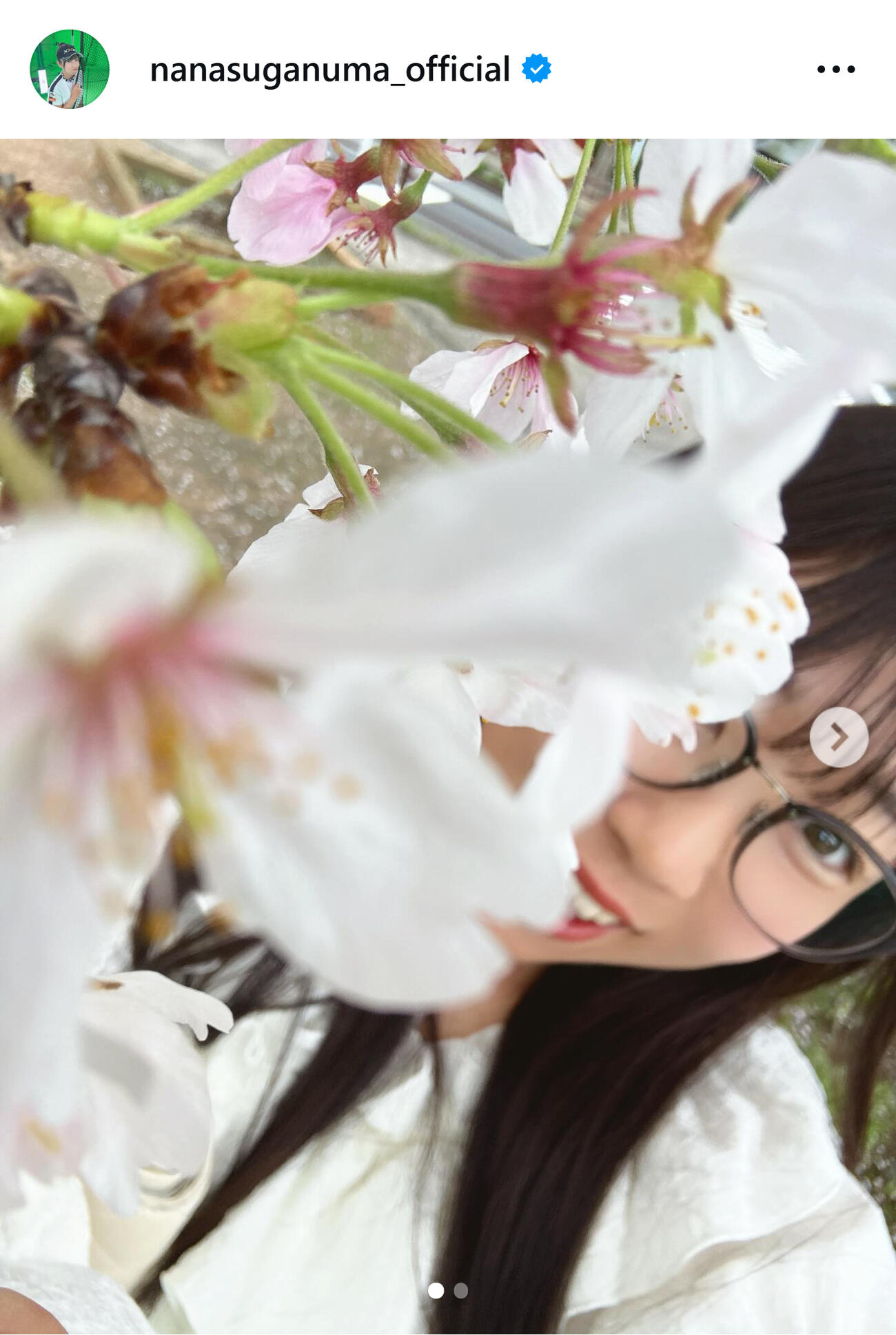 黒縁メガネ姿の菅沼菜々（菅沼菜々のインスタグラムから）