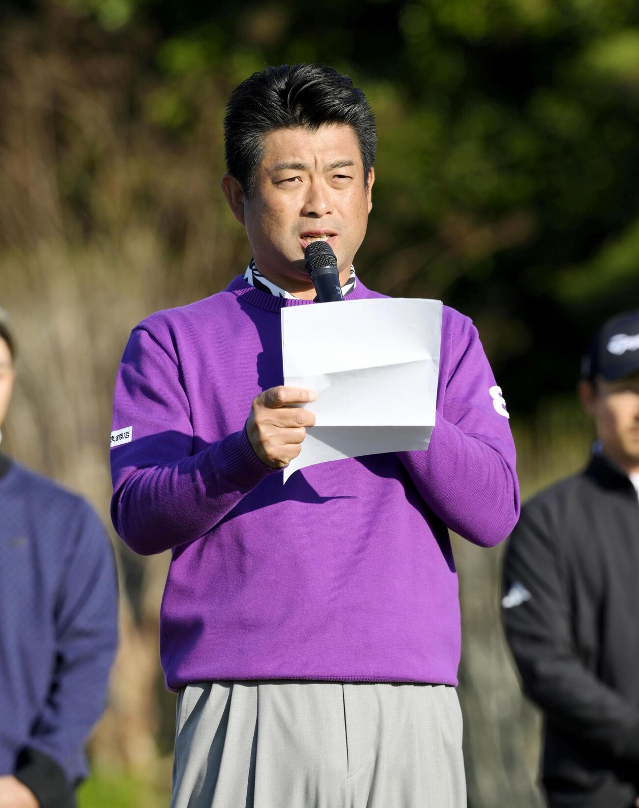 尾崎将司さんの追悼セレモニーで思い出を語る池田勇太＝8日午前、三重県東建多度CC名古屋（共同）