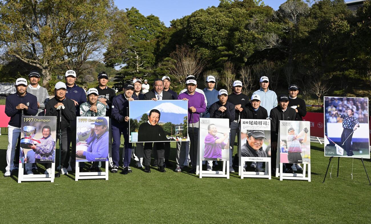 尾崎将司さんの追悼セレモニーに出席し、記念写真に納まる選手たち＝8日午前、三重県東建多度CC名古屋（共同）