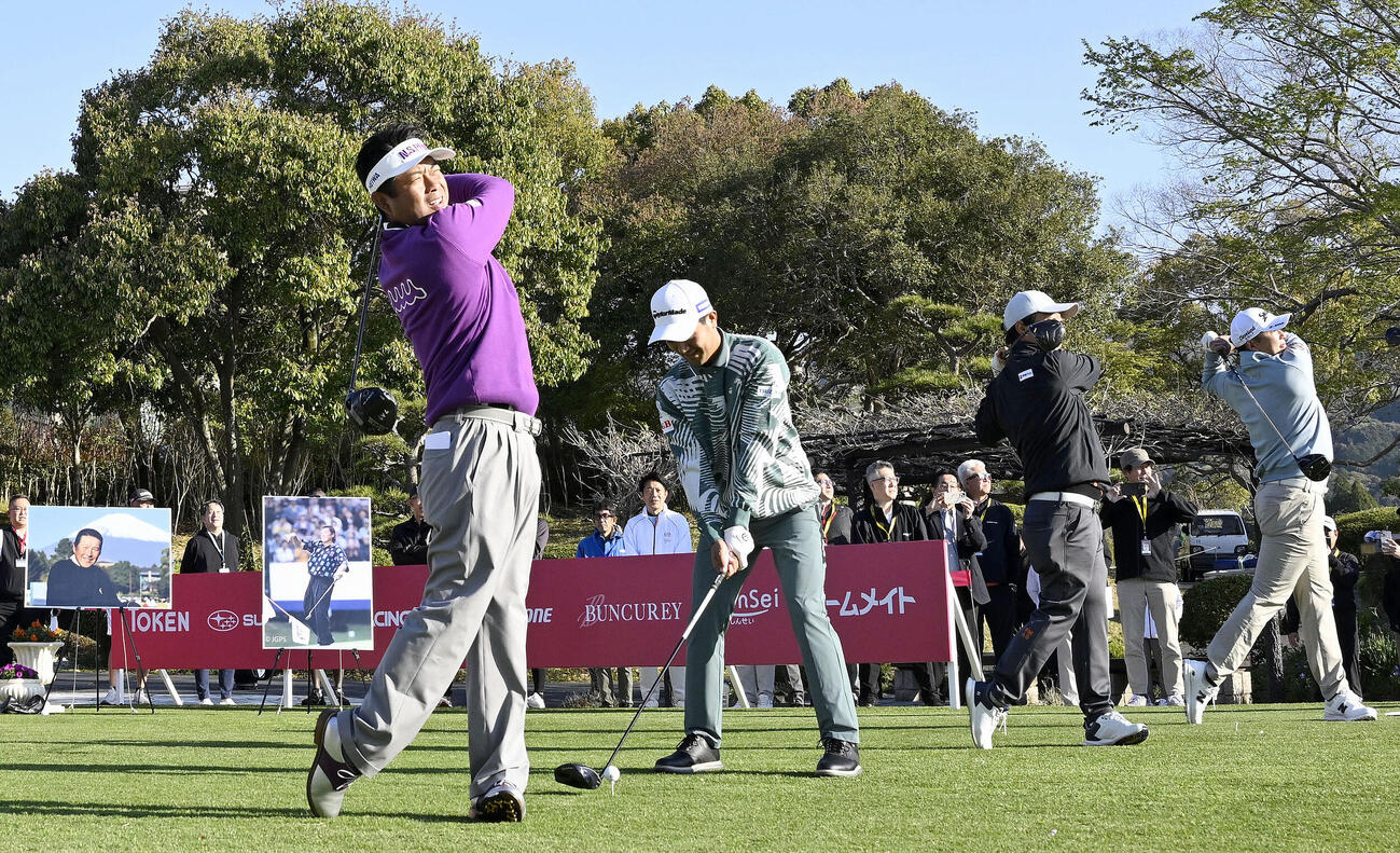 尾崎将司さんをしのびティーショットを放つ池田勇太（左端）ら選手＝8日午前、三重県東建多度CC名古屋（共同）