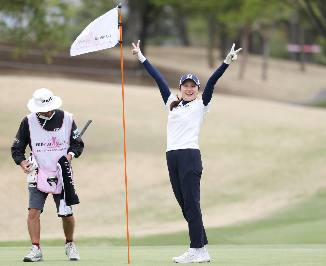 プロアマ戦で笑顔でダブルピースする大里桃子（撮影・宮地輝）
