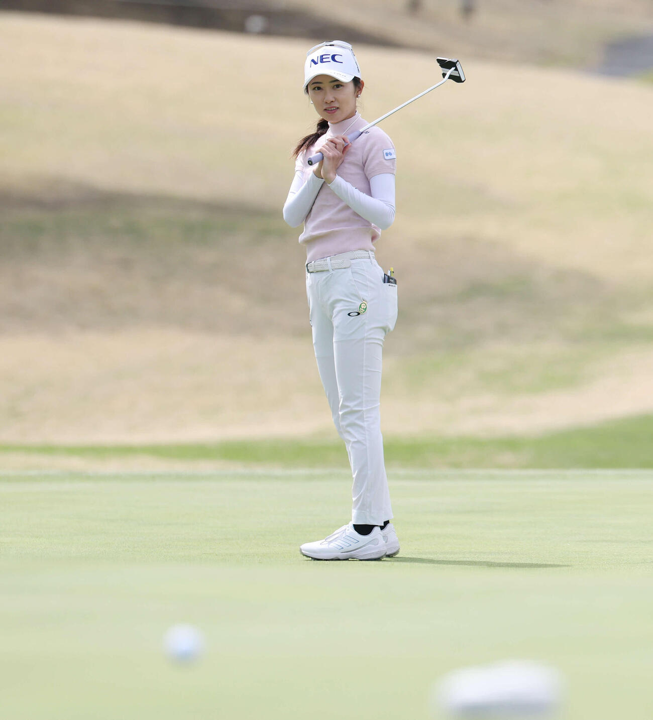 プロアマ戦でパター練習する安田祐香（撮影・宮地輝）