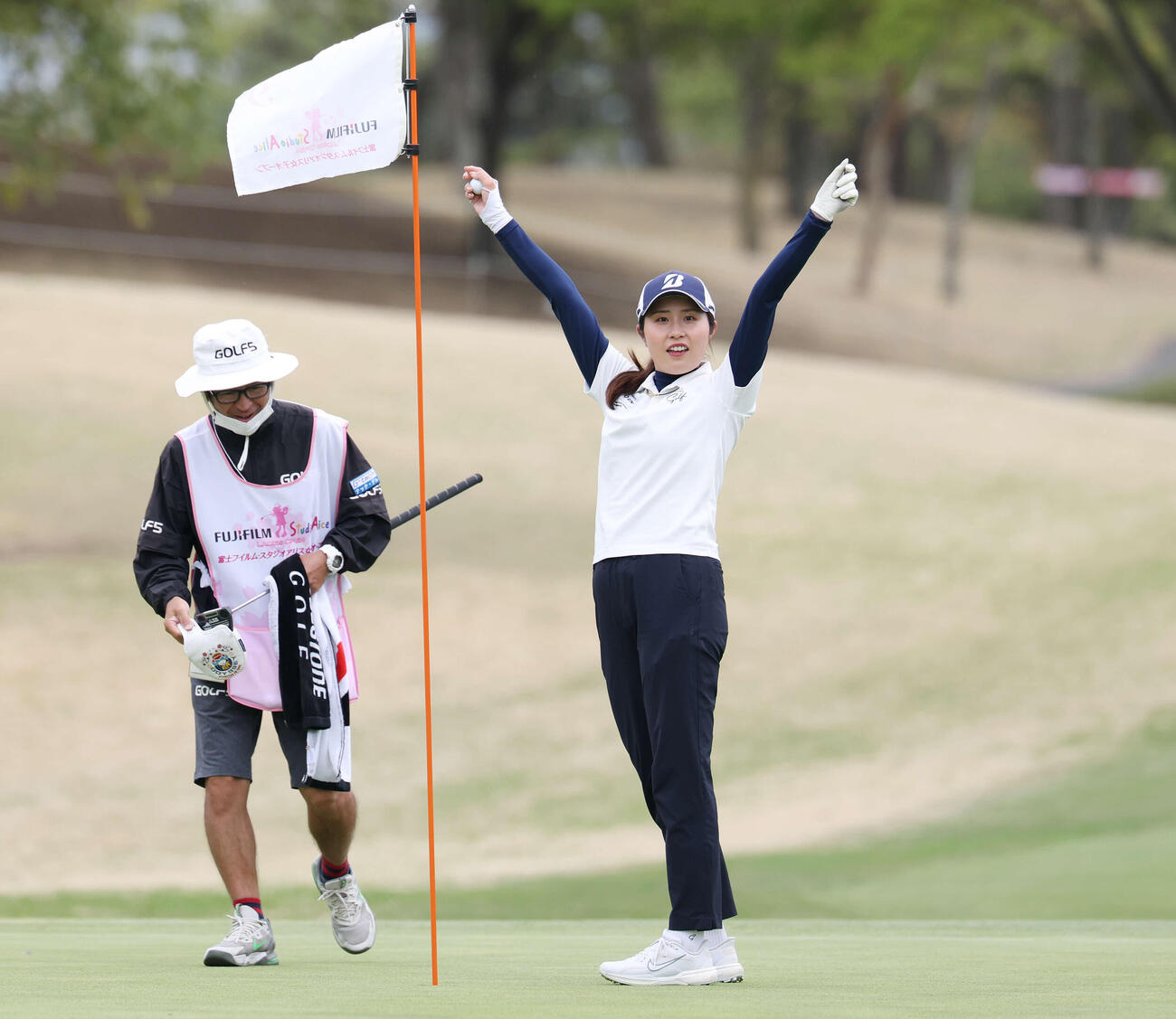プロアマ戦で両手でガッツポーズする大里桃子（撮影・宮地輝）