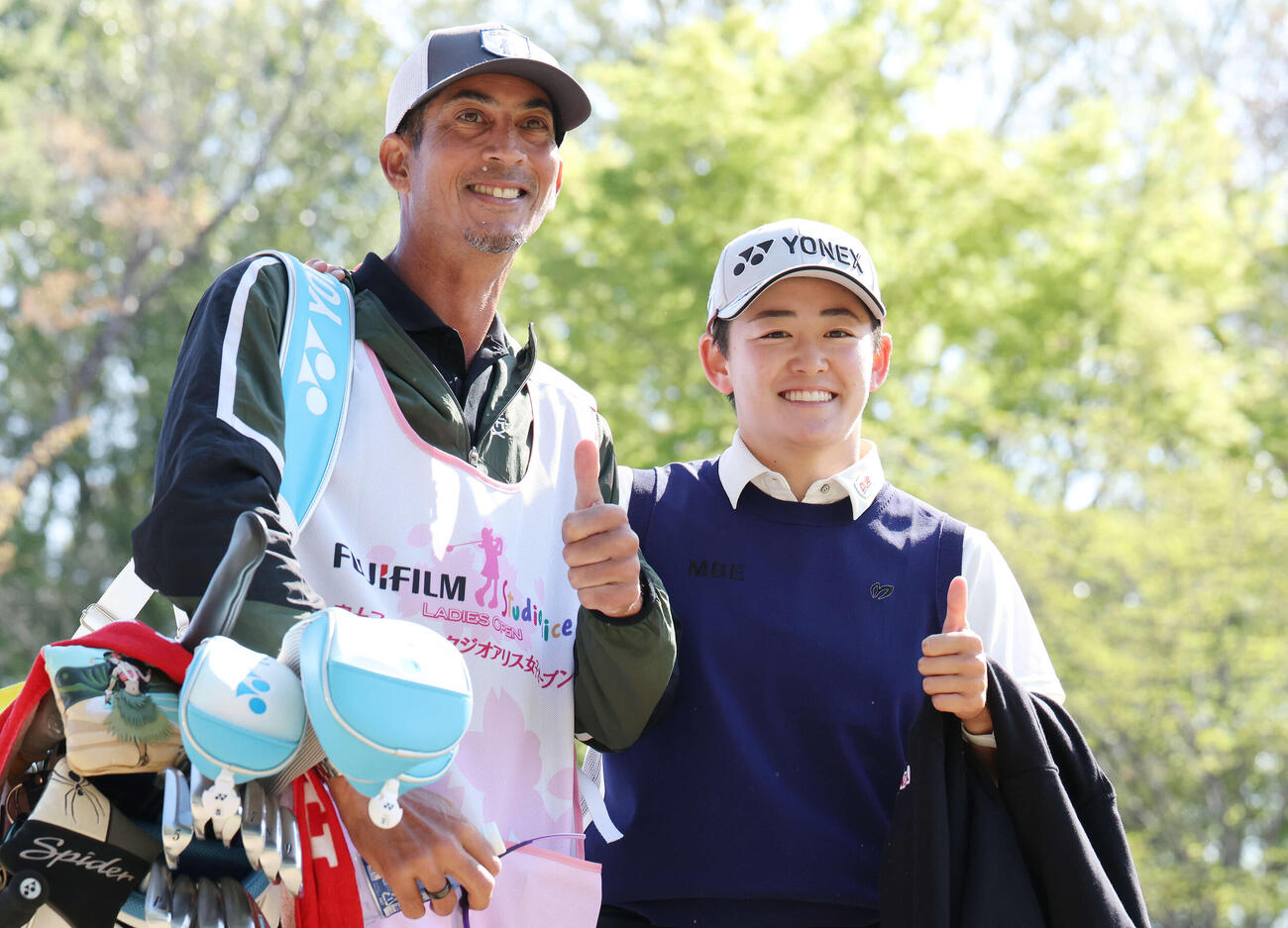 プロアマ戦でキャディーと笑顔でサムズアップする岩井明愛（撮影・宮地輝）