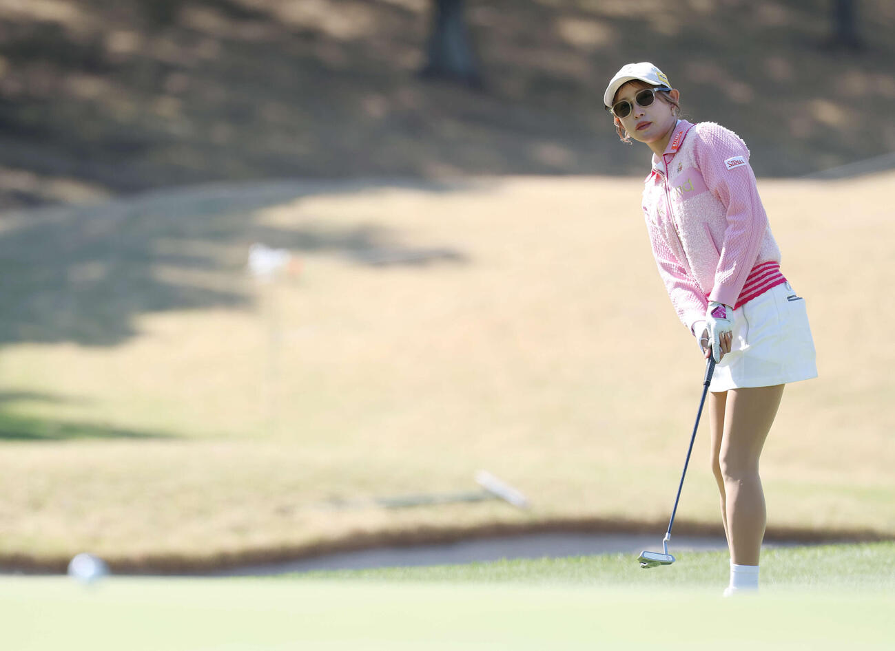 プロアマ戦でパター練習する金田久美子（撮影・宮地輝）