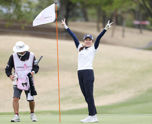 プロアマ戦で笑顔でダブルピースする大里桃子（撮影・宮地輝）