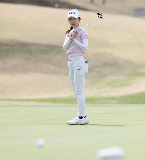 プロアマ戦でパター練習する安田祐香（撮影・宮地輝）