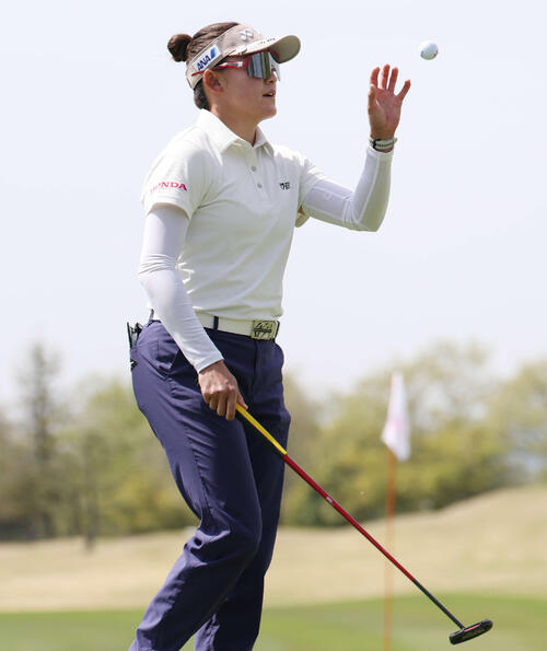 プロアマ戦でボールをキャッチする岩井千怜（撮影・宮地輝）