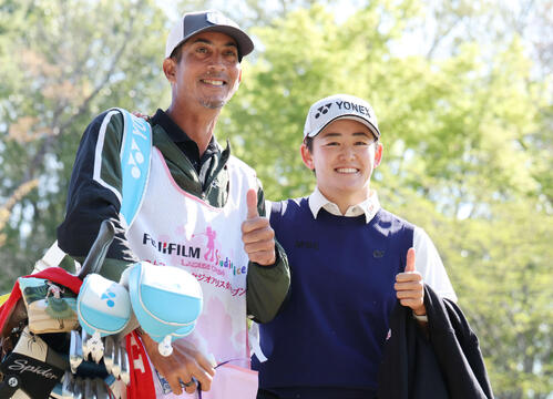 プロアマ戦でキャディーと笑顔でサムズアップする岩井明愛（撮影・宮地輝）