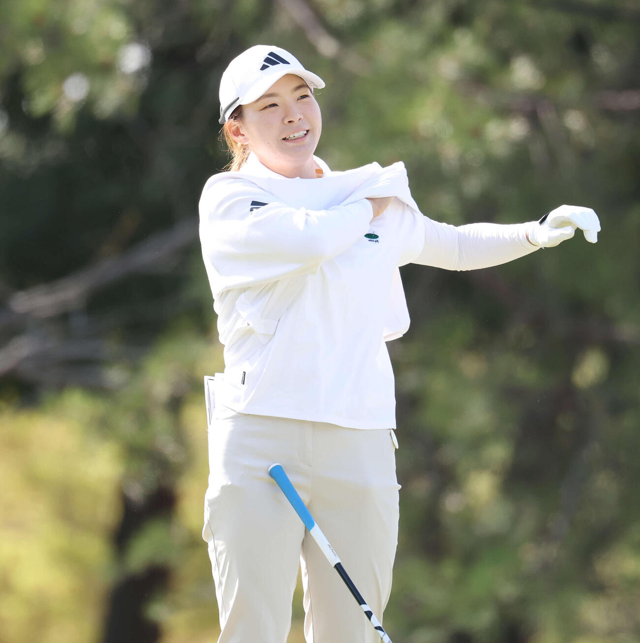 プロアマ戦でスタート前、上着を脱ぐ渋野日向子（撮影・宮地輝）