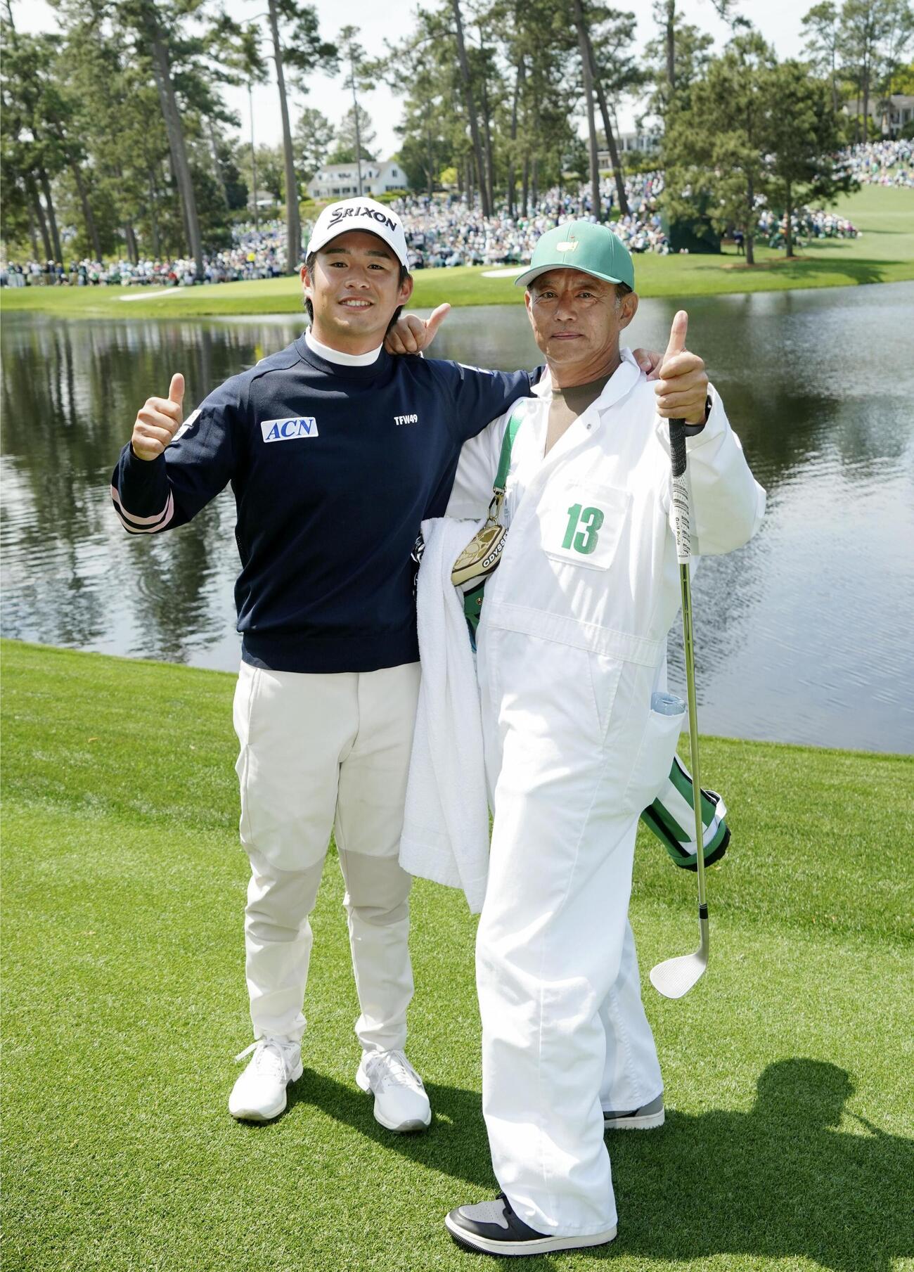 「パー3コンテスト」に参加した片岡尚之（左）とキャディーを務めた父の誠之さん（共同）