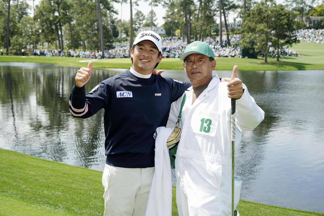 「パー3コンテスト」に参加した片岡尚之（左）とキャディーを務めた父の誠之さん（共同）