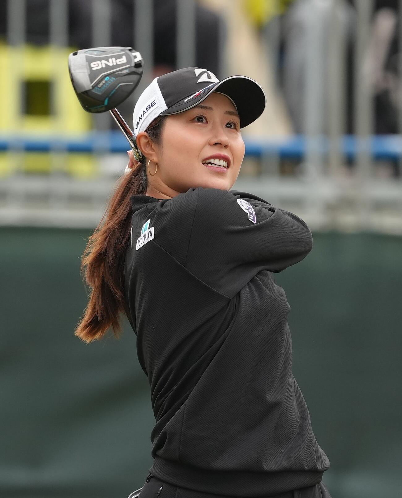 1番、ティーショットを放つ大里桃子（撮影・足立雅史）