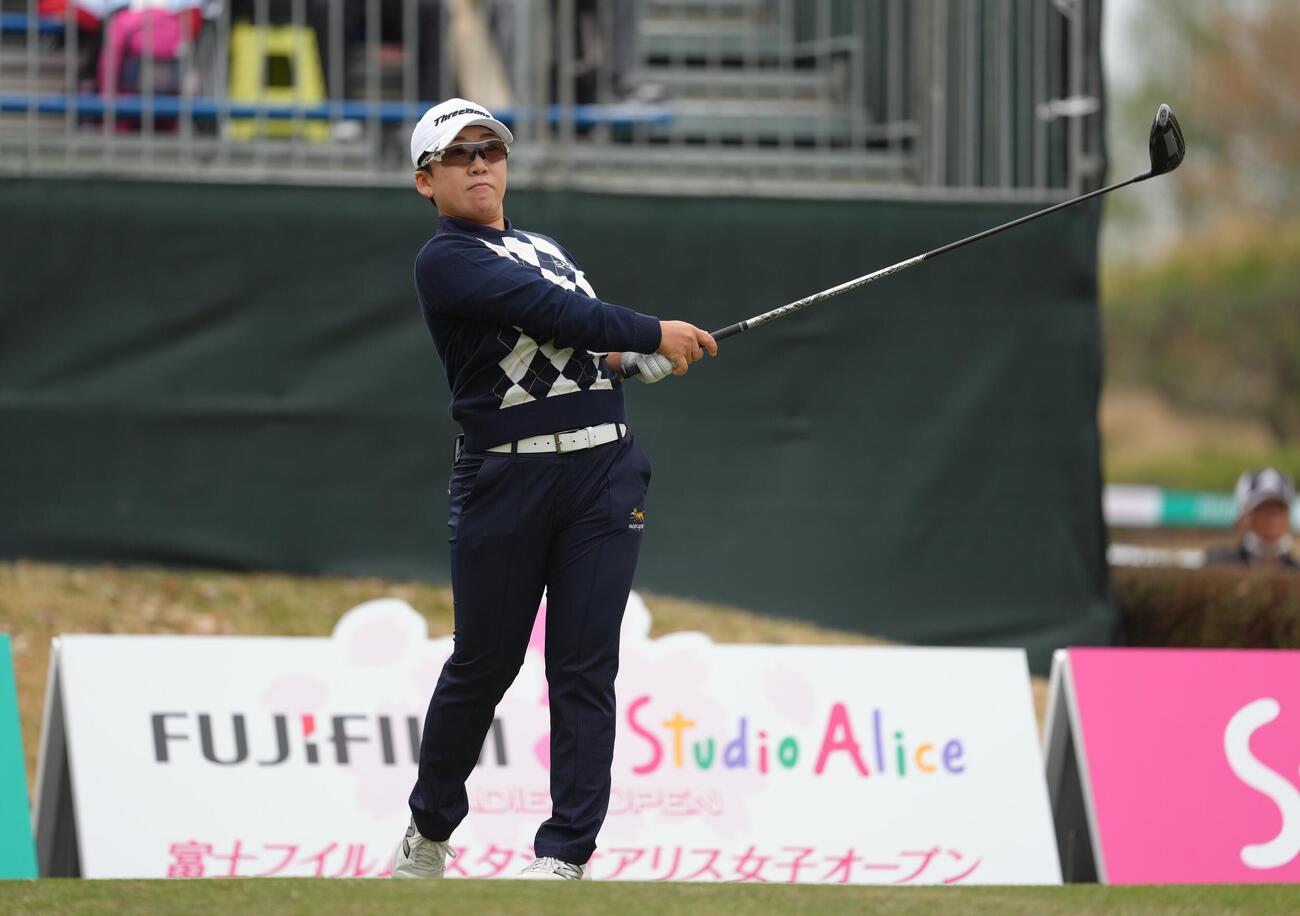 1番、ティーショットを放つ申ジエ（撮影・足立雅史）