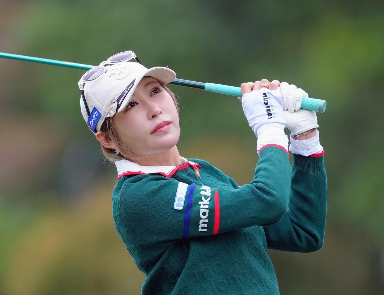 1番、ティーショットを放つ金田久美子（撮影・足立雅史）