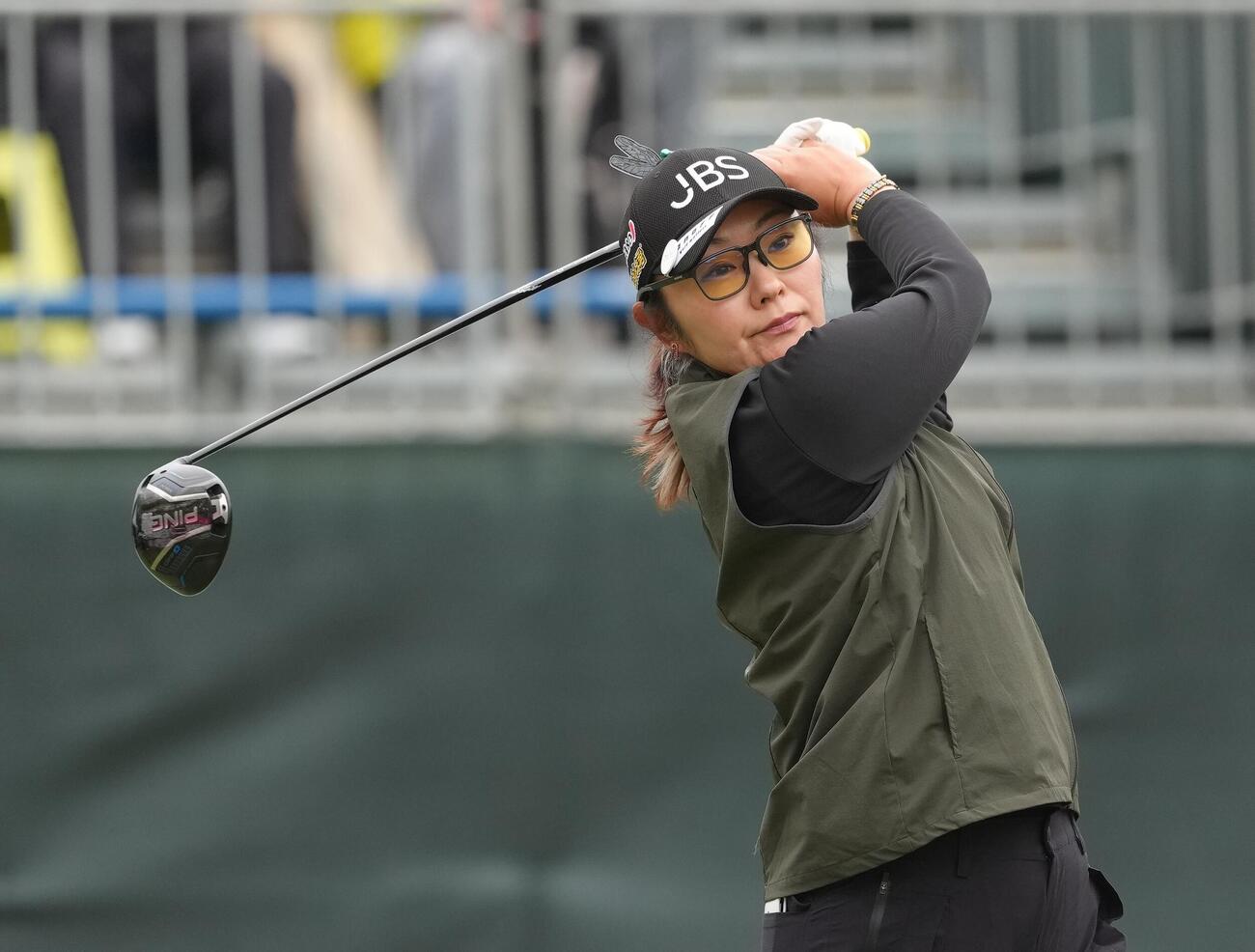 1番、ティーショットを放つ藤田さいき（撮影・足立雅史）