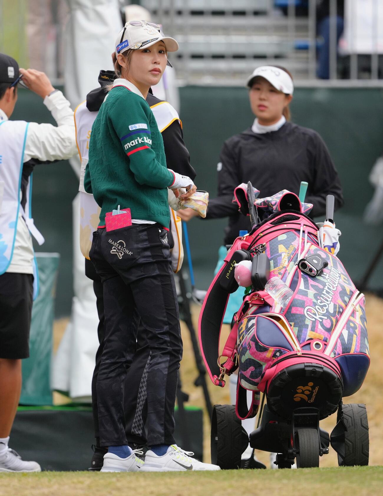 コースを見つめる金田久美子（撮影・足立雅史）