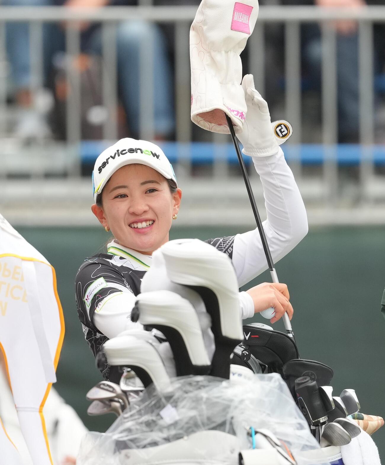 スタート前、笑顔を見せる永井花奈（撮影・足立雅史）