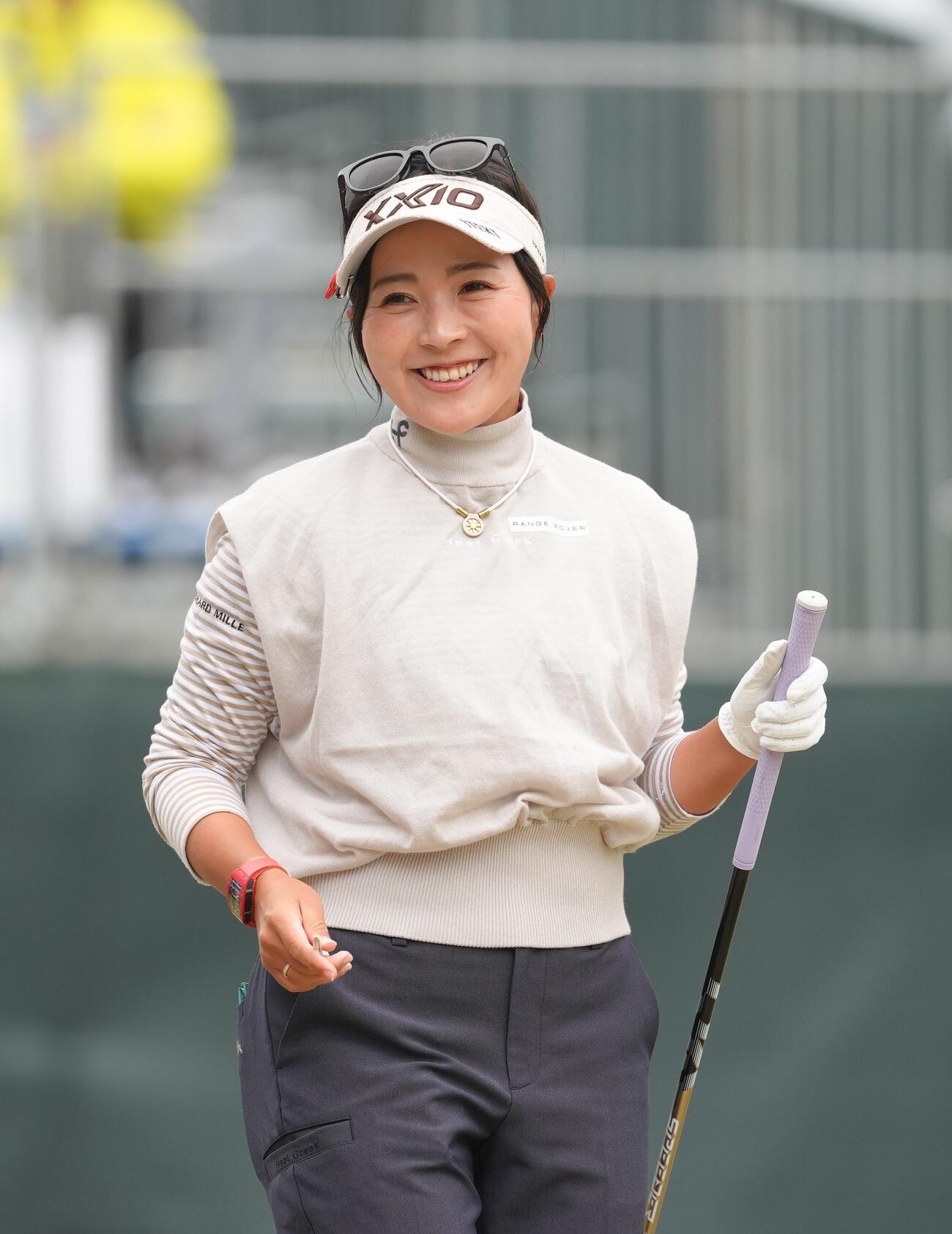 スタートし、笑顔を見せる青木瀬令奈（撮影・足立雅史）