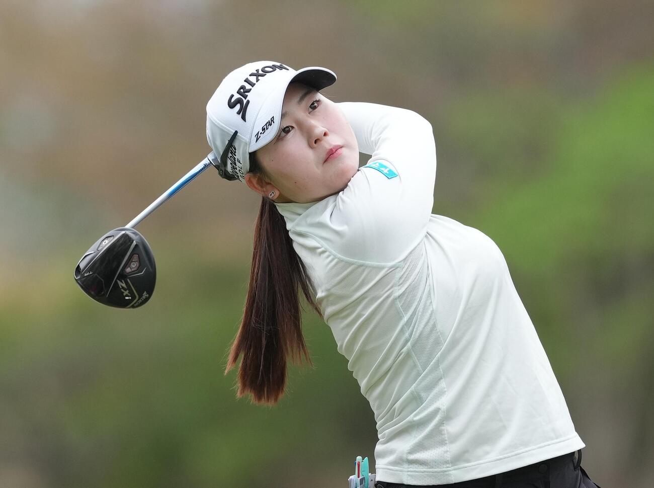 1番、ティーショットを放つ藤本愛菜（撮影・足立雅史）