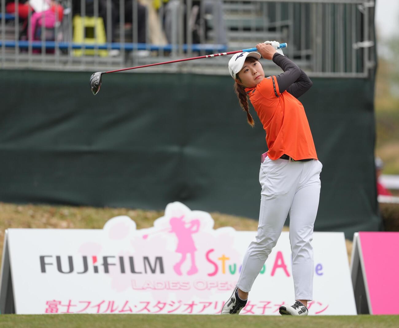 1番、ティーショットを放つ稲垣那奈子（撮影・足立雅史）