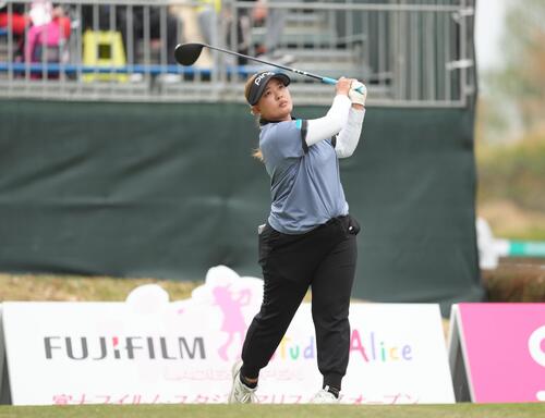 1番、ティーショットを放つ鈴木愛(撮影・足立雅史)