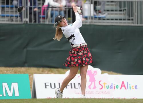 1番、ティーショットを放つ桑木志帆(撮影・足立雅史)