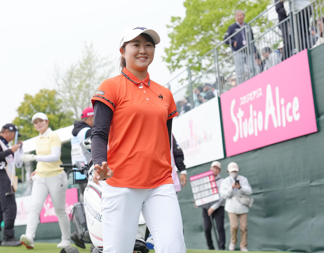 第1日を終え、笑顔を見せる稲垣那奈子（撮影・足立雅史）