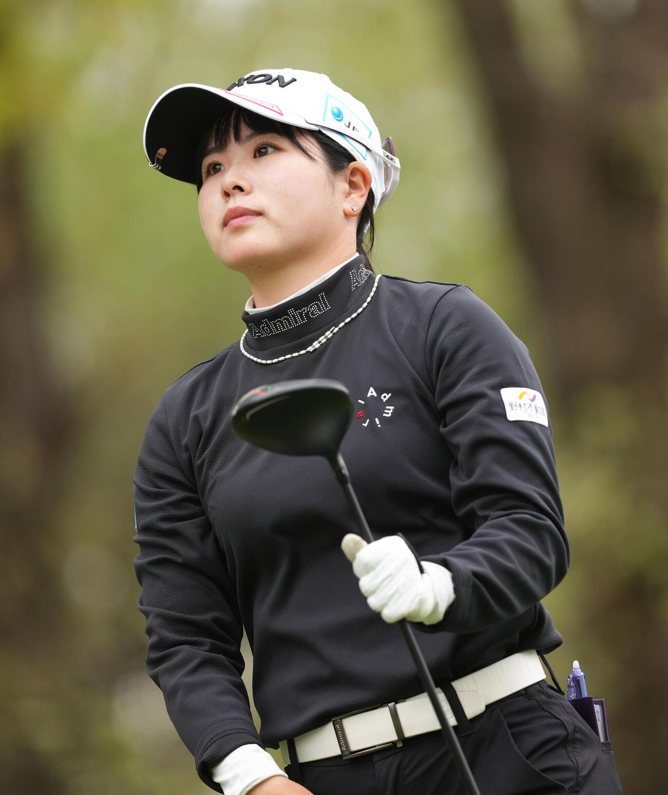 18番、ティーショットを放つ尾関彩美悠（撮影・足立雅史）