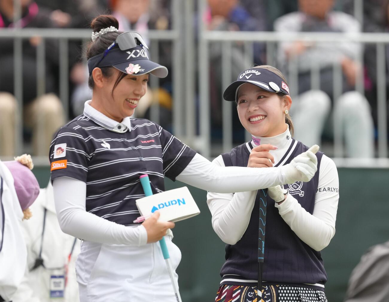 スタート前、談笑する菅沼菜々（左）と吉田鈴（撮影・足立雅史）
