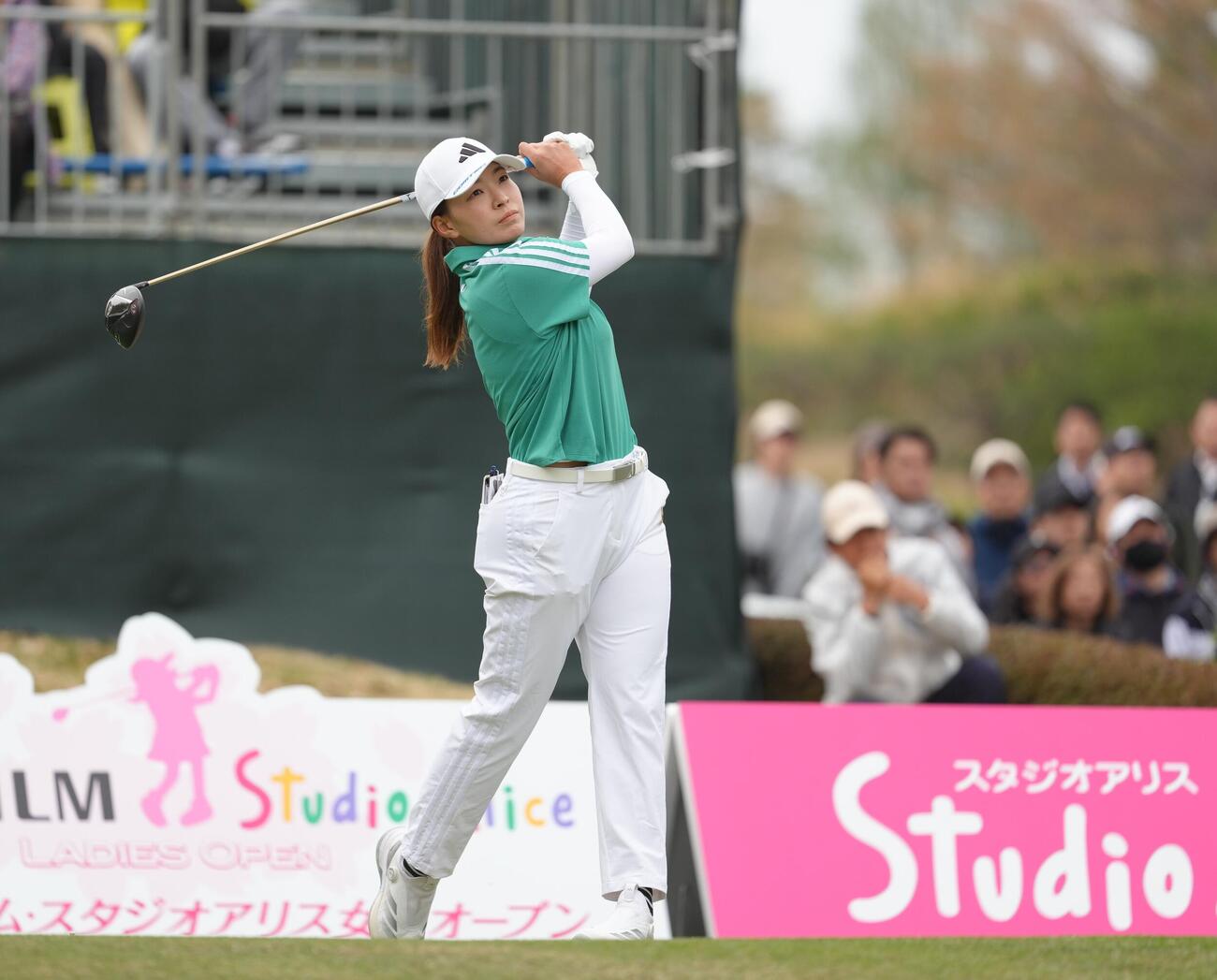 1番、ティーショットを放つ渋野日向子（撮影・足立雅史）
