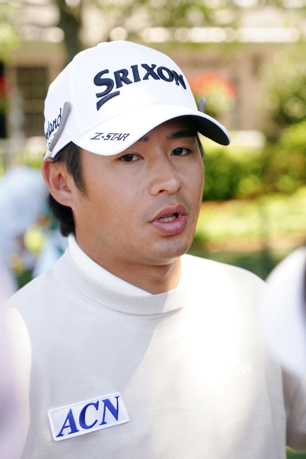 第1ラウンドをホールアウトし、取材に応じる片岡尚之。12オーバーで90位（共同）